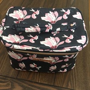 NWOT Escape to Paradise Large Cosmetic Case